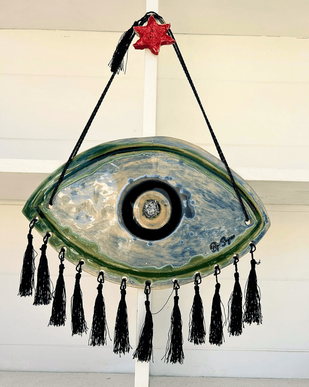 Sedef efektli seramik parça, ışık yansımaları